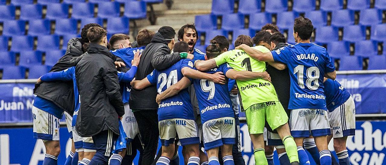 Los jugadores del Oviedo celebran la victoria ante el Sabadell al final del partido. | Irma Collín | R. OVIEDO