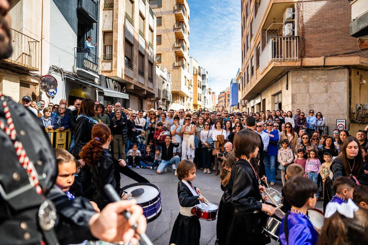 Desfile de los más pequeños durante la Rompida de la Hora de l'Alcora.