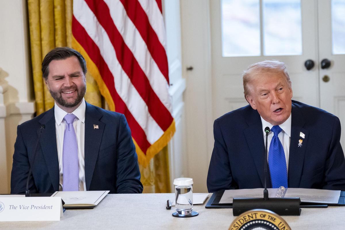 J.D. Vance, vicepresidente de Estados Unidos junto a Donald Trump, presidente de Estados Unidos, en una rueda de prensa.