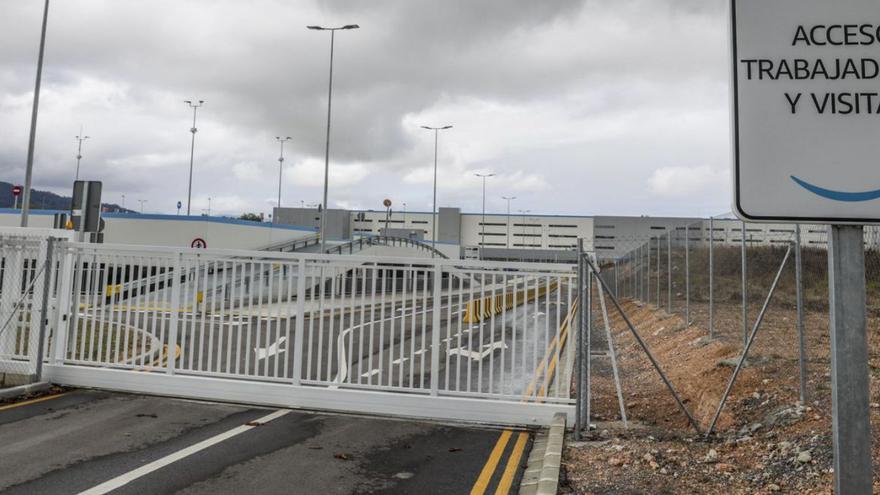 Entrada del complejo logístico de Amazon en el polígono industrial de Bobes (Siero).