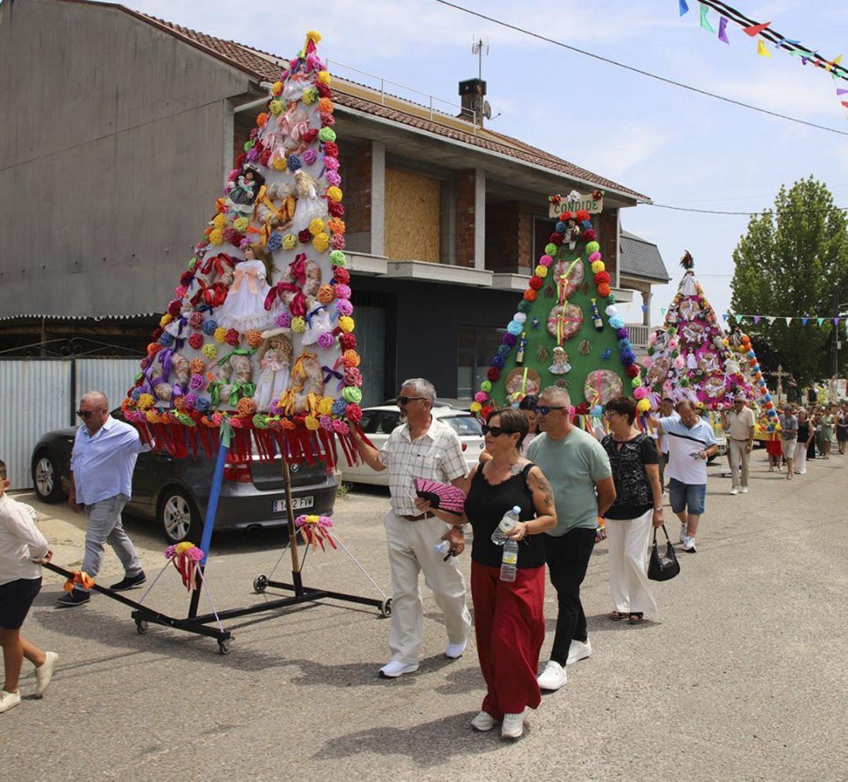 Un momento de la procesión de Santa Barbara, en San Xurxo. Salceda.  TERE PÉREZ