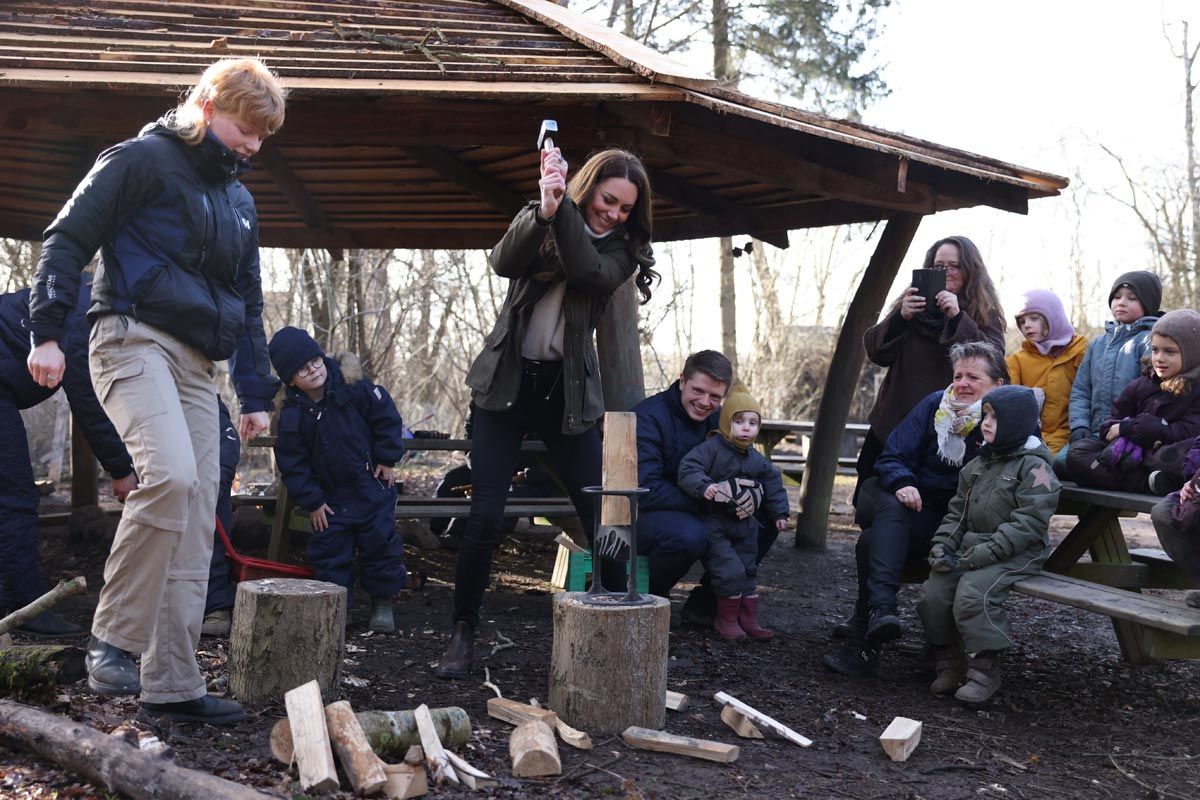 Kate Middleton en Dinamarca, cortando troncos junto a niños de una escuela infantil