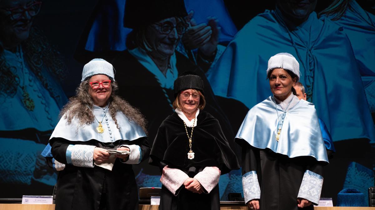 Acto de apertura del curso en la escuela de doctorado de la UJI con el nombramiento de Diana Maffía (iz) como doctora honoris causa