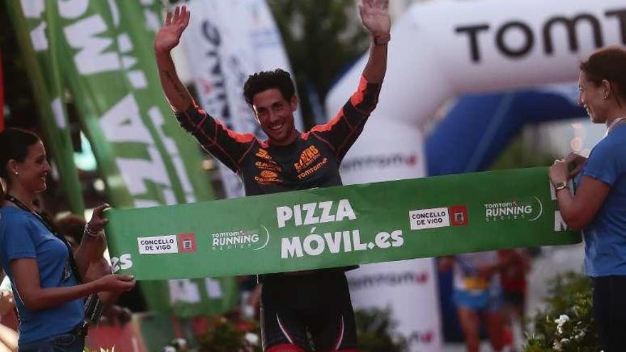 Pedro Nimo festeja su victoria en la prueba de 5 kilómetros. // A. Irago