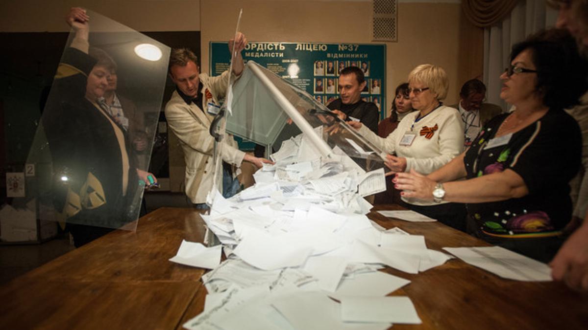 Recuento de papeletas en un colegio electoral de Donetsk, anoche.
