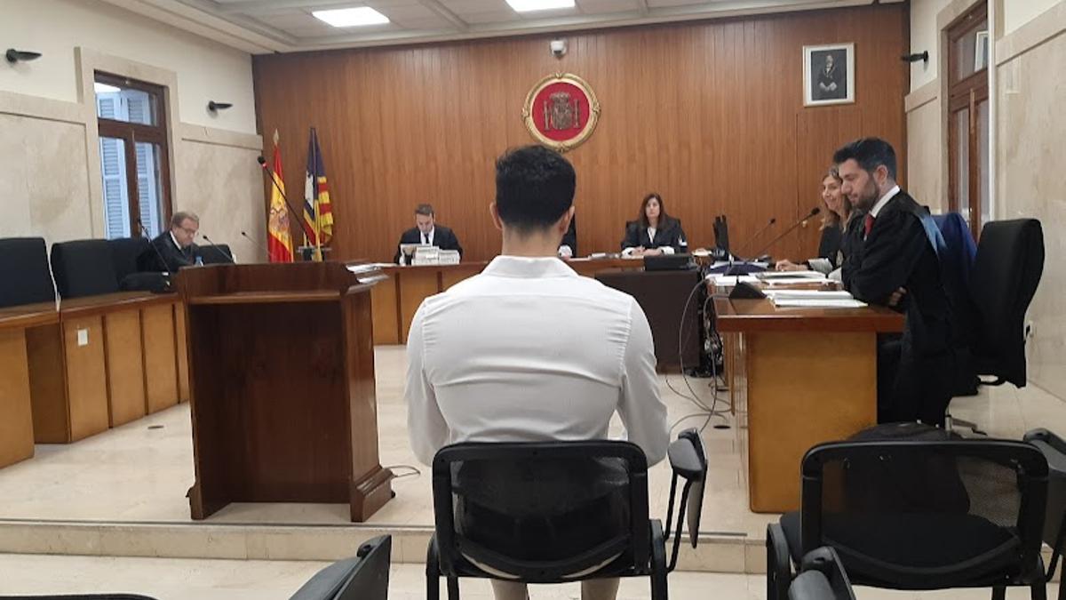 El joven maltratador que ha sido absuelto de violar a su exnovia, durante la vista oral en Palma.