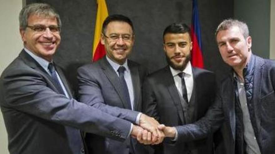 Rafinha firma su renovación hasta 2020 | Rafinha firmó ayer la renovación con el Barcelona hasta 2020 y mejora de su contrato que se anunció el  pasado 2 de noviembre. En la imagen, junto a él, el vicepresidente deportivo, Jordi Mestre, el presidente, Bartomeu, y el secretario técnico, Robert Fernández.