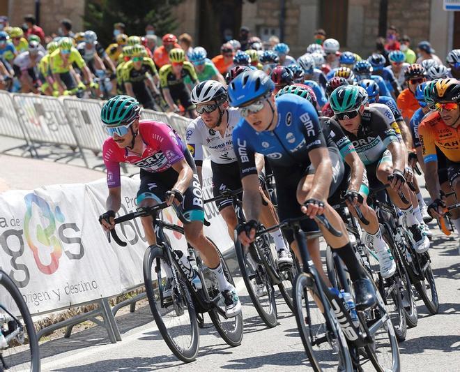 El líder de la clasificación general, el austriaco Felix Grossschartner (i) en la segunda etapa de la Vuelta a Burgos, que ha transcurrido entre las localidades de Castrojeriz y Villadiego.