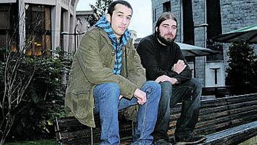 Sergio Naves y Daniel Ripa, en la plaza de la Gesta.