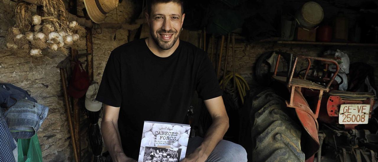 El periodista i autor del llibre, Jordi Nierga, en un hort d’un cultivador d’alls a Cornellà del Terri.
