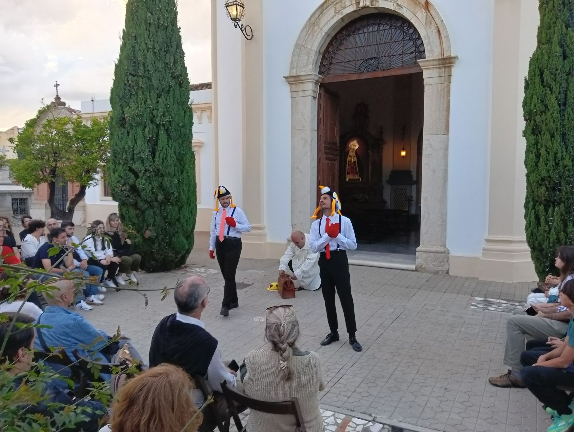 El Cementerio Histórico San Miguel abre sus puertas al sorprendente mundo de Rafael Pérez Estrada con los Ángeles como elemento de unión. 