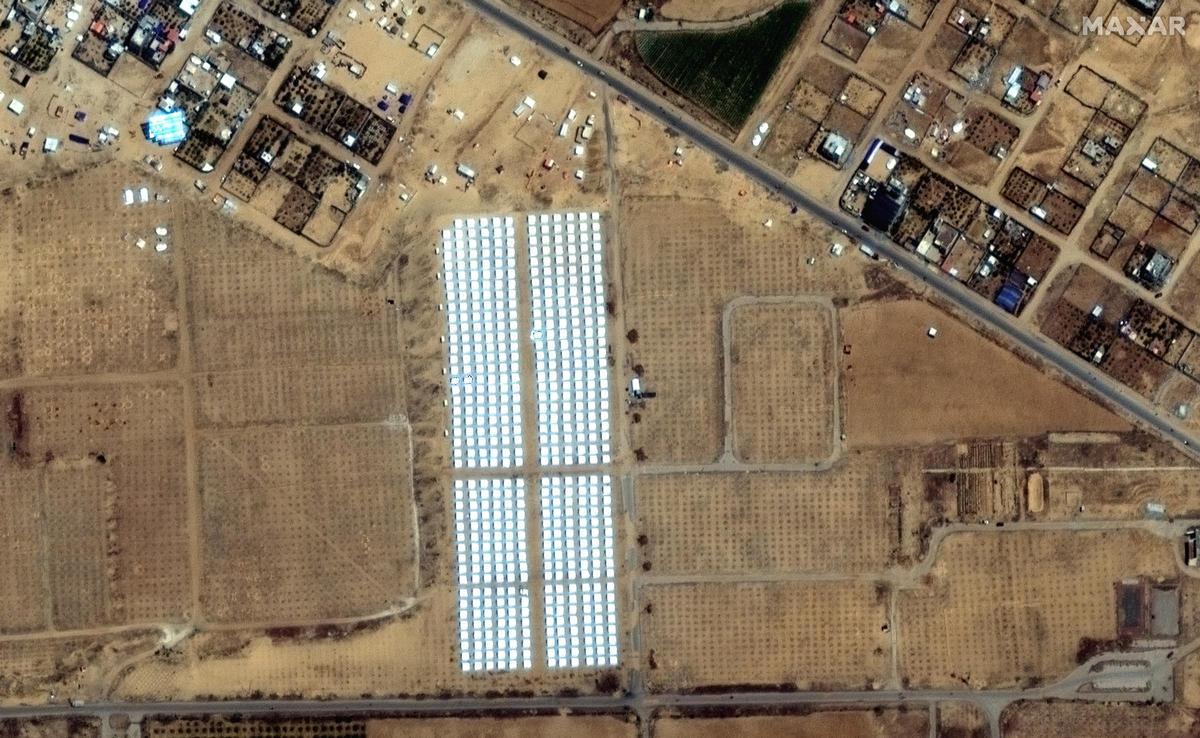Imagen vía satélite de un campamento de tiendas cerca de Jan Yunis.