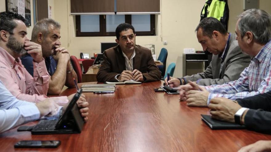 Imagen de la reunión celebrada a última hora de la tarde bajo la presidencia del alcalde