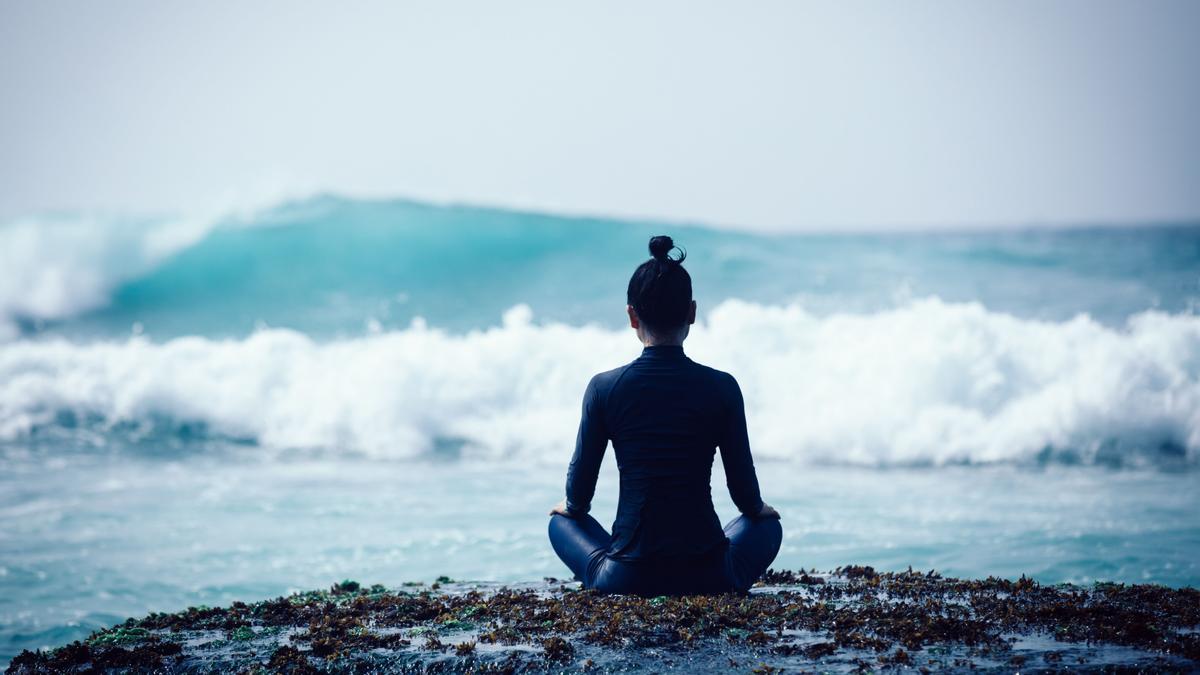 Fotografía de recurso de una persona meditando