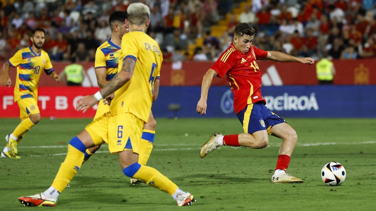 Fermín López dispara a la portería de Andorra en su estreno con la selección española