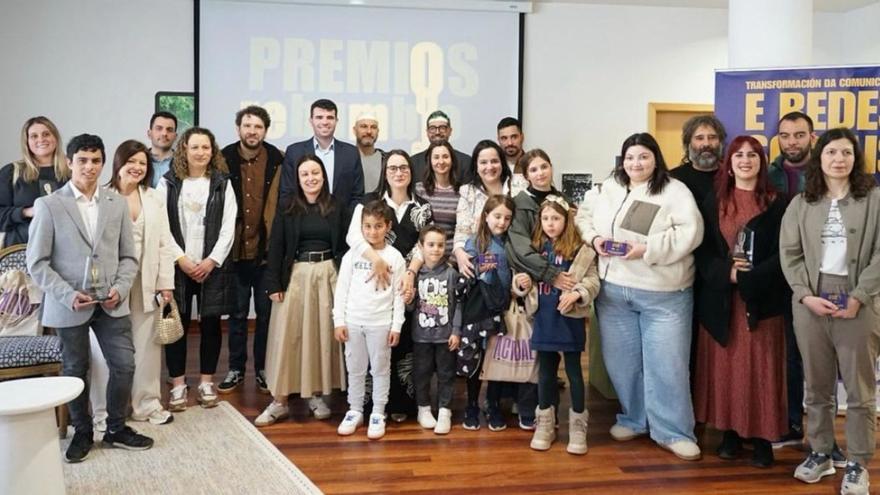 Os premiados e demais participantes no encontro, onte no MOME.