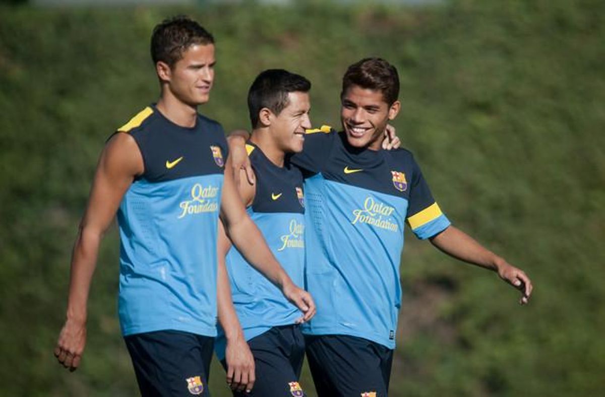 Dos Santos i Alexis es dirigeixen al camp d’entrenament saludant-se com bons amics, amb el seu company Afellay.