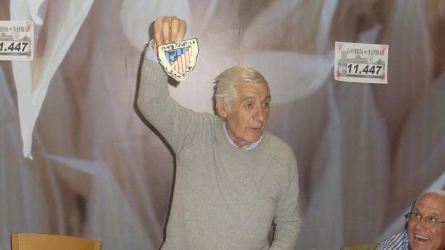 Antonio Fernández Carbajo muestra el escudo del Atlético Zamora.