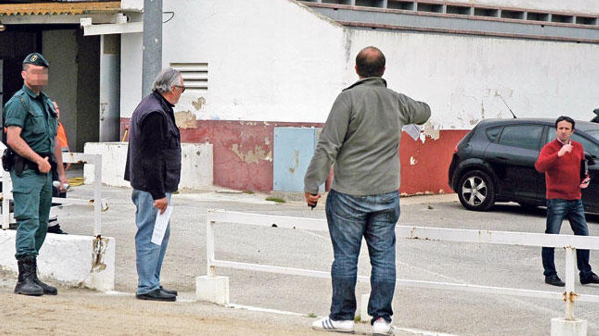 Un agente de la Guardia Civil, el presidente de la FBT Llabata, un juez de carreras y el director técnico Manera, el sábado en Son Pardo.