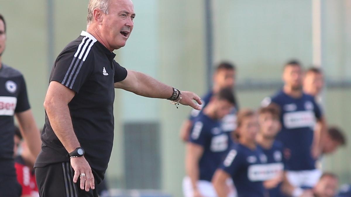 JIM da instrucciones durante un partido de pretemporada.