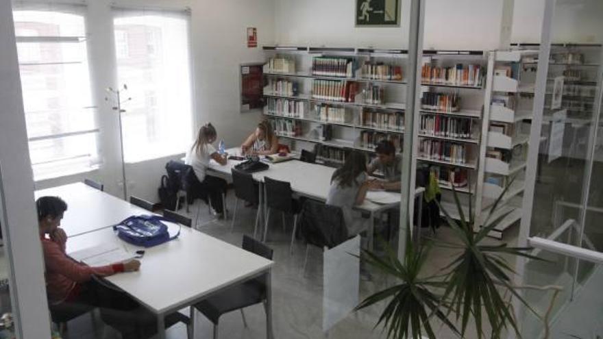 Alumnos estudiando en la biblioteca del campus estos días de principio de curso.