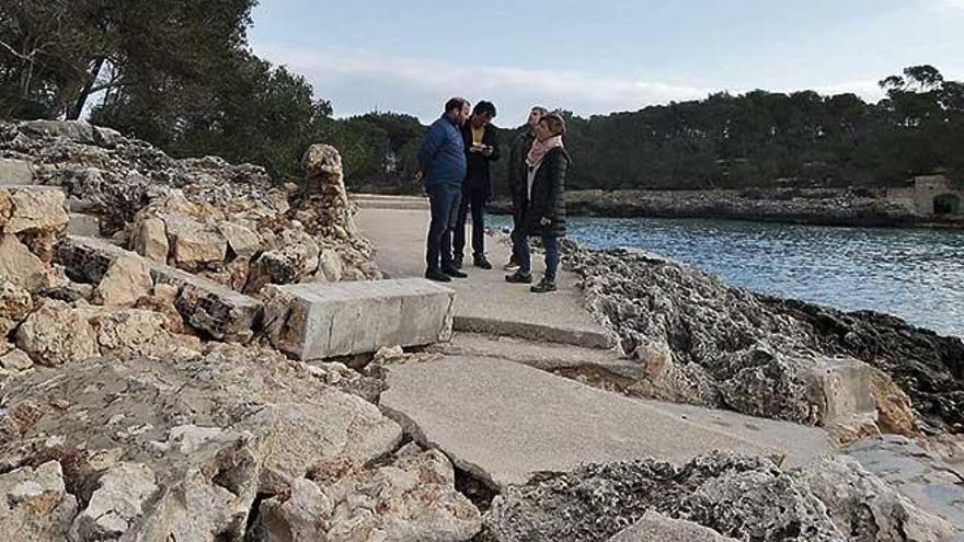 Miembros del Ejecutivo balear visitan una de las zonas afectadas por el paso de la borrasca &#039;Gloria&#039;.