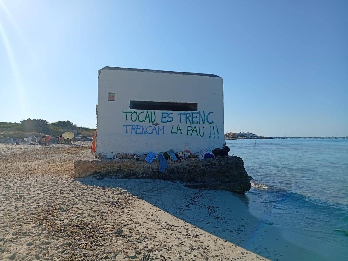 Imagen de una de las pintadas vandálicas aparecidas esta mañana en uno de los búnkers protegidos de es Trenc.