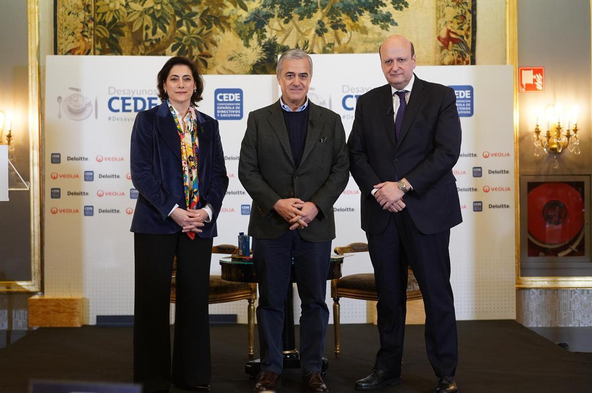 Mª Luisa Martínez Gistau, directora de comunicación de Caixabank; Manuel Arroyo, vicepresidente ejecutivo de Coca-Cola; y Pau Herrera, secretario del Patronato de la Fundación CEDE
