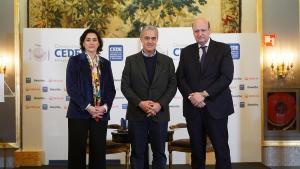Mª Luisa Martínez Gistau, directora de comunicación de Caixabank; Manuel Arroyo, vicepresidente ejecutivo de Coca-Cola; y Pau Herrera, secretario del Patronato de la Fundación CEDE