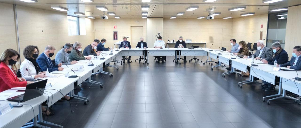 La reunión del patronato que se celebró ayer en las instalaciones de IFA, con la nueva directora general, la segunda por la izquierda.  | ÁXEL ÁLVAREZ