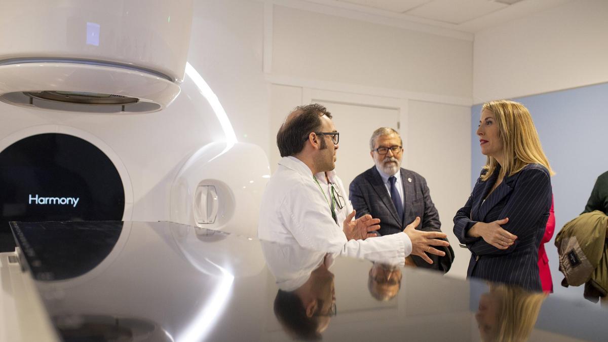 Visita de la presidenta Maria Guardiola al hospital universitario para conocer el nuevo acelerador lineal.