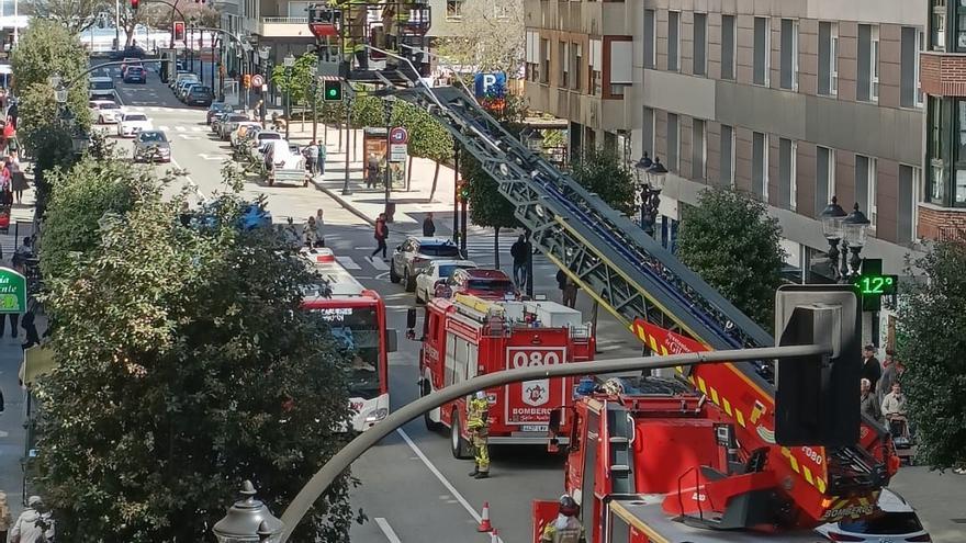Una falsa alarma por &quot;olor a quemado&quot; despliega un amplio operativo en Gijón