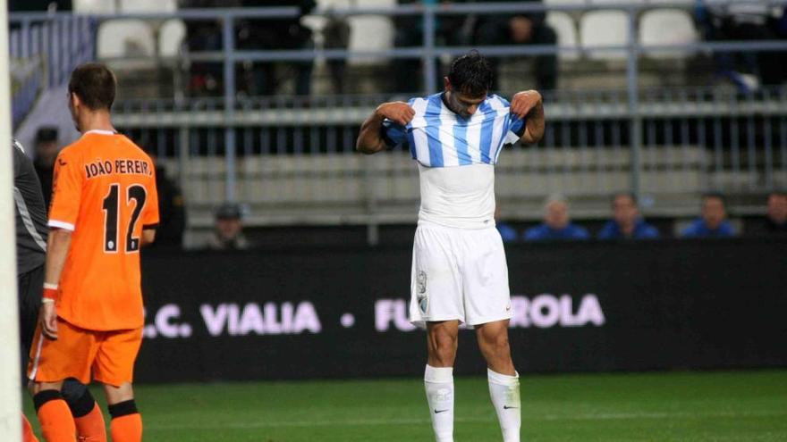 Santa Cruz se lamenta de una ocasión fallada contra el Valencia.