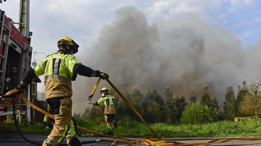 Identifican a dos personas como presuntas autoras de conatos de incendio en Entrimo y Maside causados por quemas