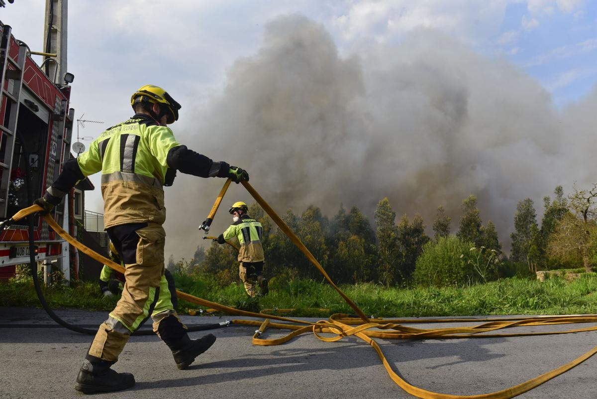Un agente de los equipos de extinción en un incendio, en imagen de archivo.