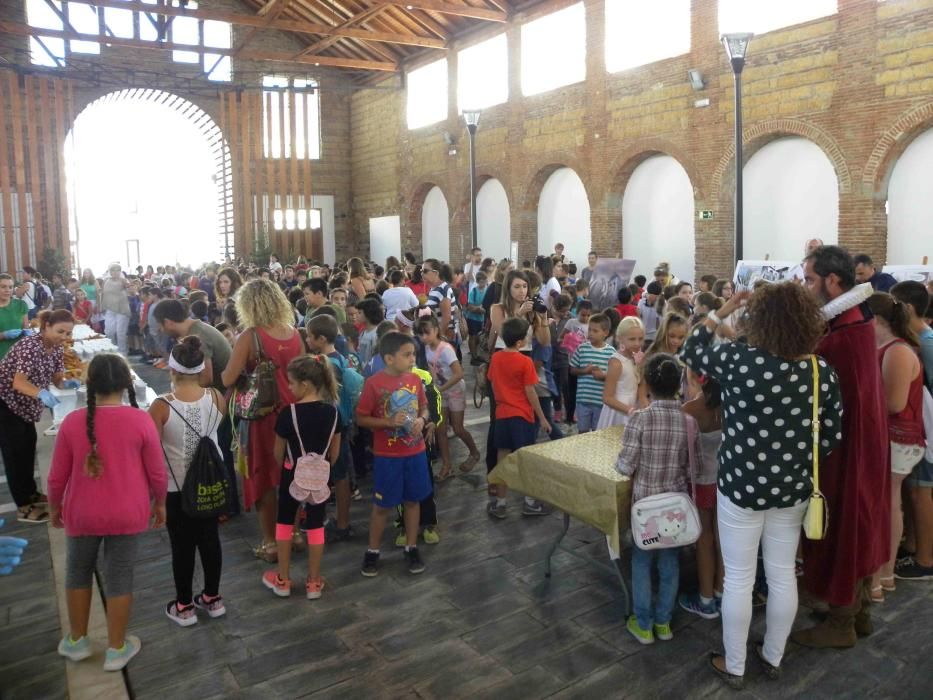 Más de 300 escolares han participado en la fiesta del 469 cumpleaños de Miguel de Cervantes en el interior del antiguo Mercado Minorista de Vélez-Málaga