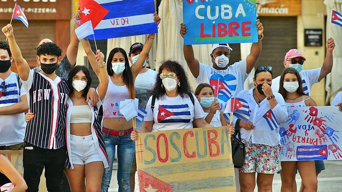 Concentración en Gandia contra el régimen cubano y en apoyo a las protestas por la libertad