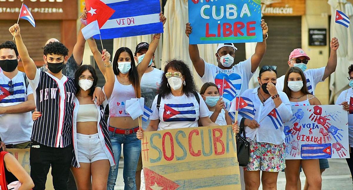 Concentración en Gandia contra el régimen cubano y en apoyo a las protestas por la libertad