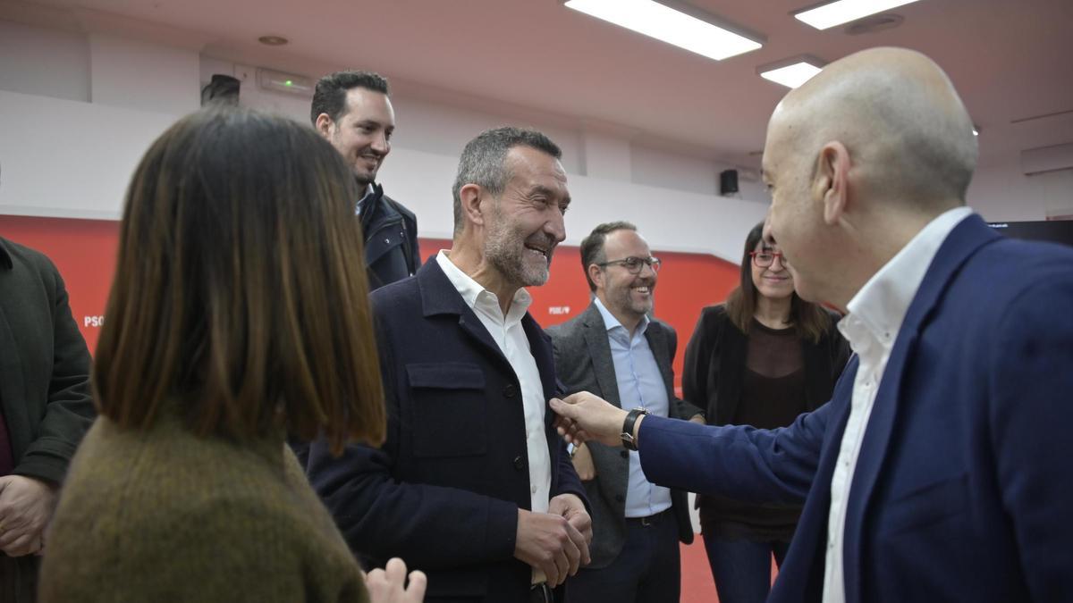 Carlos González anuncia que deja su acta de concejal del PSOE en Elche