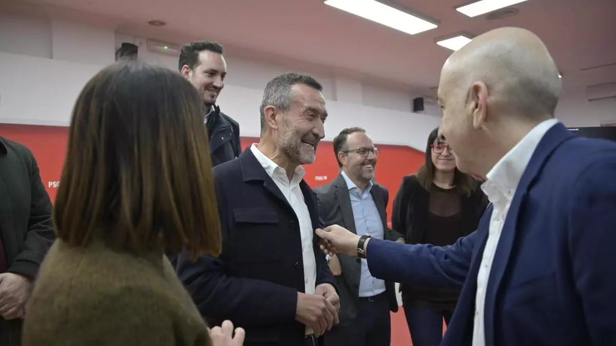 Un pleno de siete minutos para despedir al exalcalde de Elche Carlos González con un recado