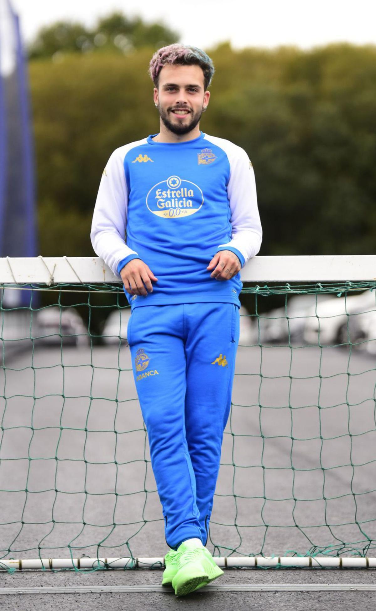 David Mella posa en la Ciudad Deportiva de Abegondo. |  Casteleiro