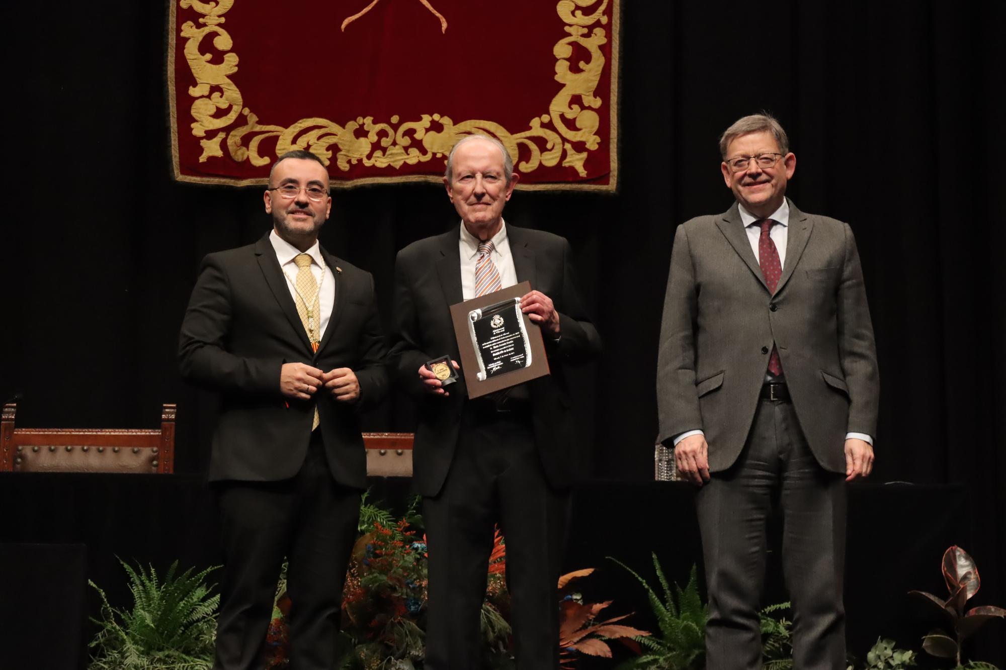 Las imágenes de la entrega de las medallas de oro de Vila-real a Porcelanosa, Carmelitas y 'Quique' y la distincion de Hijo Predilecto a Diego Dualde