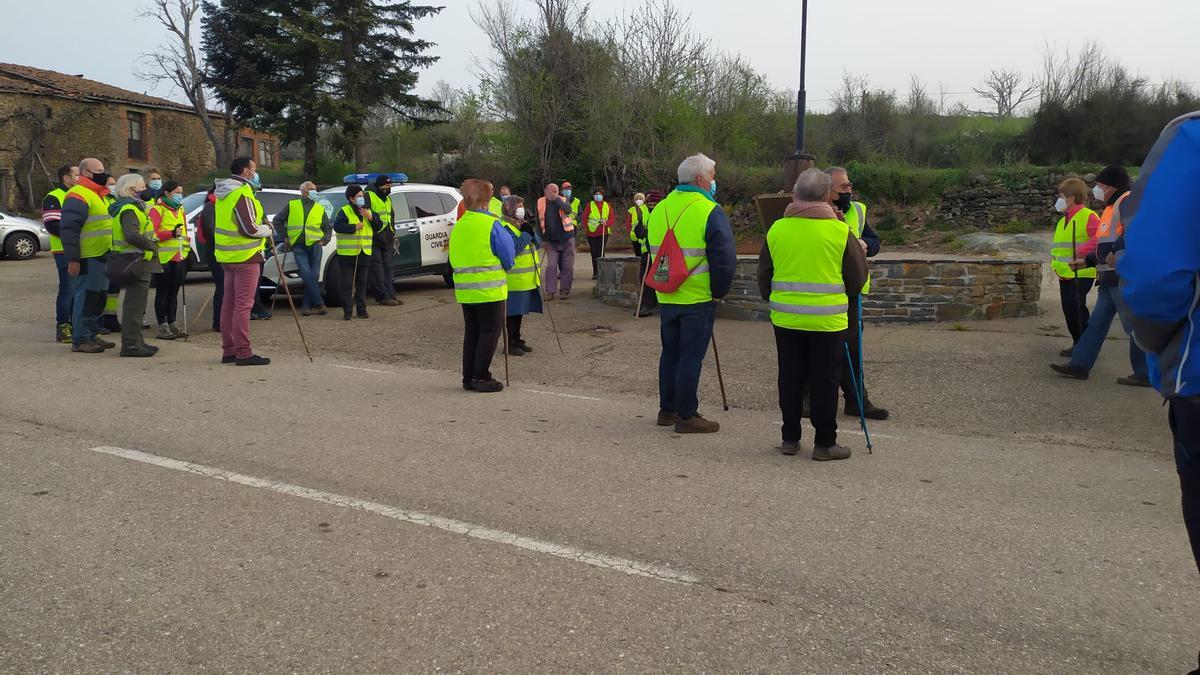 Vecinos de Figueruela, reunidos a primera hora de esta mañana para reanudar la búsqueda