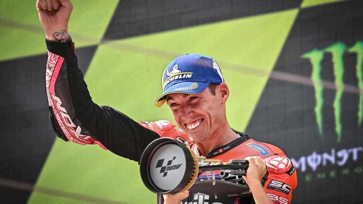 El piloto de MotoGP Aleix Espargaró (Aprilia) celebra la victoria en el GP Catalunya 2023 de MotoGP