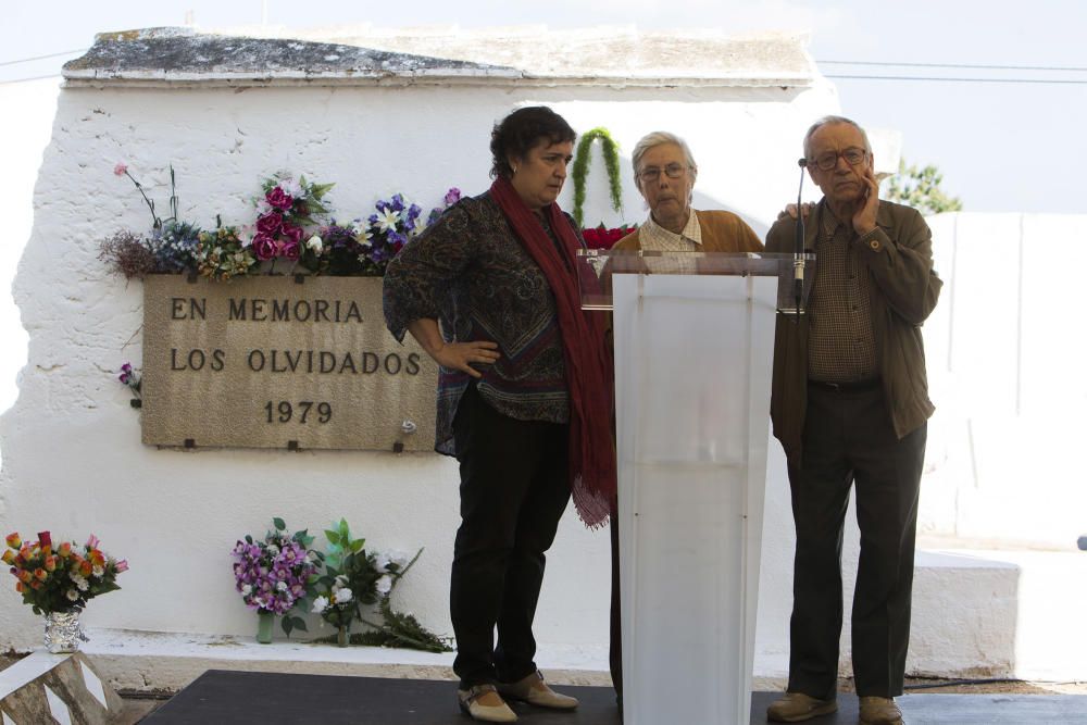 Homenaje a los difuntos en el cementerio de Castelló