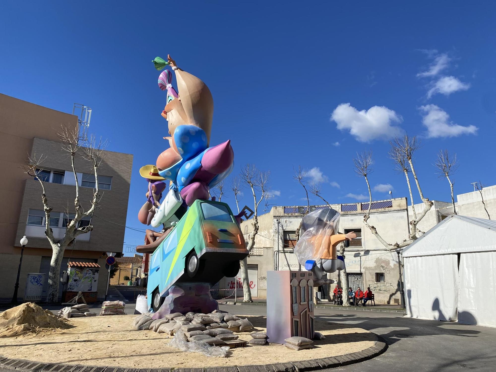 Fotos de la 'plantà' de las fallas de Benicarló