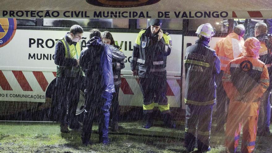 Los servicios de emergencias durante la búsqueda del helicóptero siniestrado.