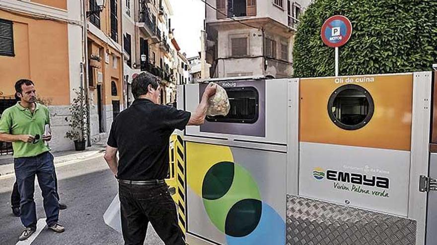 Un ciudadano introduce una bolsa con restos orgÃ¡nicos en el contenedor de una plataforma mÃ³vil en Palma.