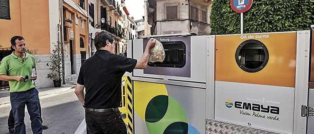 Un ciudadano introduce una bolsa con restos orgÃ¡nicos en el contenedor de una plataforma mÃ³vil en Palma.