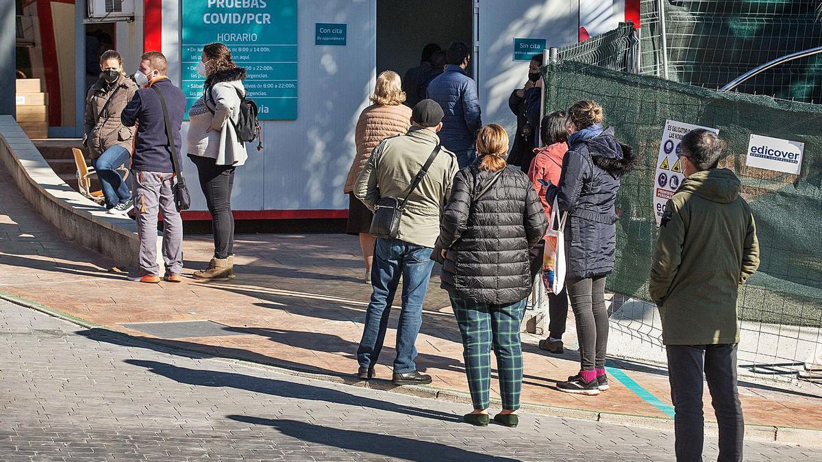 Colas a las puertas de una clínica privada de la ciudad de Alicante para una prueba de coronavirus.